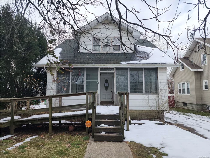 Bungalow with 7 rooms 3 beds and 2 bath. Close to shopping, transportation and major roadways