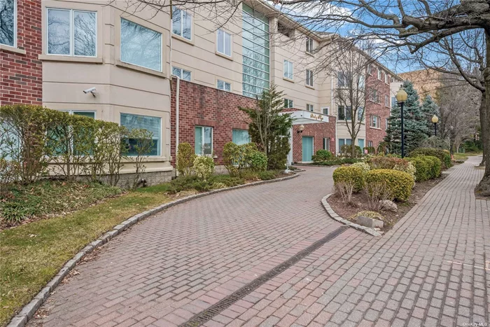 High end luxury condo building with doorman and 2 indoor parking spots. South facing and light filled, this oversized apartment is in mint condition! The unit includes washer/dryer, 2.5 baths and large rooms. Close to LIRR, shopping and town.