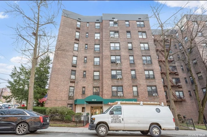 Wonderful studio apartment in the heart of Briarwood. Features separate kitchen, full bath with changing area, large living/dining space. Separate sleeping area. Four large closets. Laundry in building. Pet friendly. Close to buses, schools, shops & stores.