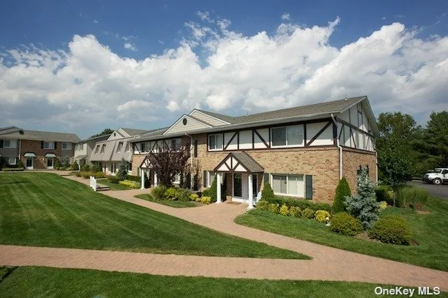 *Ask About Our Rent Specials*. Restrictions Apply* 1 & 2 Bedrooms, 2 Bedroom+Den, Simplex & Duplex Styles Available. Windowed Eat-In Kitchens W/ Dishwasher & Microwave. Private Entries W/ Central Air- Conditioning. Fairfield Greens At Holbrook Features:Clubhouse, Fitness Center, Pool, Playground & Tennis Court. Prices/policies subject to change without notice.