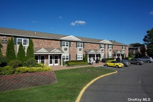 *Ask about our specials*Deluxe, 1 & 2 Bedroom Apartments With Private Entry. Dishwashers. Window Treatments. Gas Heat And Hot Water. Park-Like Setting. Minutes To The Long Island Railroad. Prices/policies subject to change without notice.
