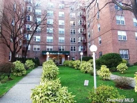 PRIME JAMAICA ESTATES STUDIO - COOP. LAUNDRY ROOM, LIVE IN SUPER, ELEVATOR, 1 BLOCK TO SUBWAY (F), BUSES & SHOPPING. PARKING GARAGE, PRIVATE REAR OF BUILDING PARK -- INVESTOR FRIENDLY COOP