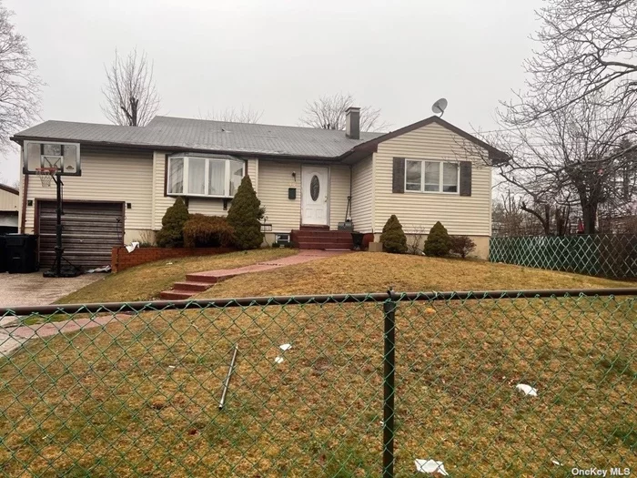 3-Bedroom, 2-Bathroom Split Home in Bay Shore - TLC Opportunity This split-level home in Bay Shore offers 3 bedrooms, 2 bathrooms, and a chance to personalize your living space with some TLC. This house gives you the opportunity for make this house into your home.