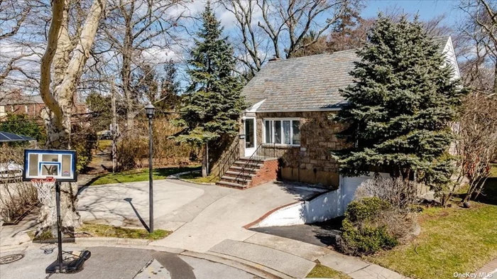 Beautiful tree-lined street Mill-Brook section of valley stream.Walking distance to Green-Acres Mall, located to very close proximity to all major retailers. Two blocks to Forest Rd Elementary School.3 minutes to LIRR!