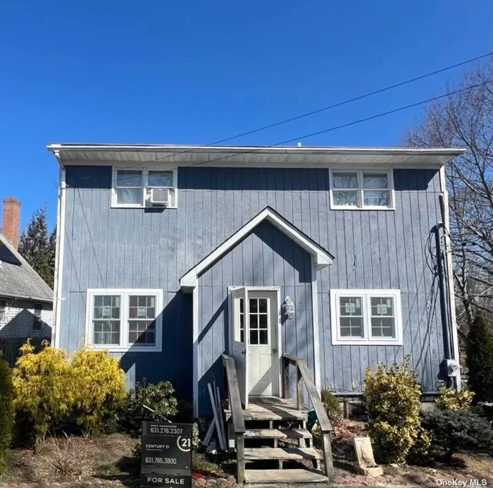 Great investment opportunity in Riverhead downtown. 1st floor offers 2 bedrooms and 1 full bathroom. 2nd floor offers 3 bedrooms and 1 full bathroom with a spacious backyard. All the restaurants and retail shops are close by.