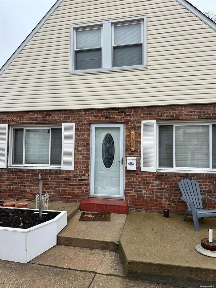 Large 1 bedroom, 1 block from beautiful Pacific beach in presidents streets. New stainless steel refrigerator and stove. New floors. Large back deck. Large bedroom, separate kitchen, dining area, large closets in bedroom, tons of storage. Private side entrance. Near LIRR, Bus, Shopping and Parkway. Heat and Hot water included. Just bring your beach chair and enjoy Long Beach Life!