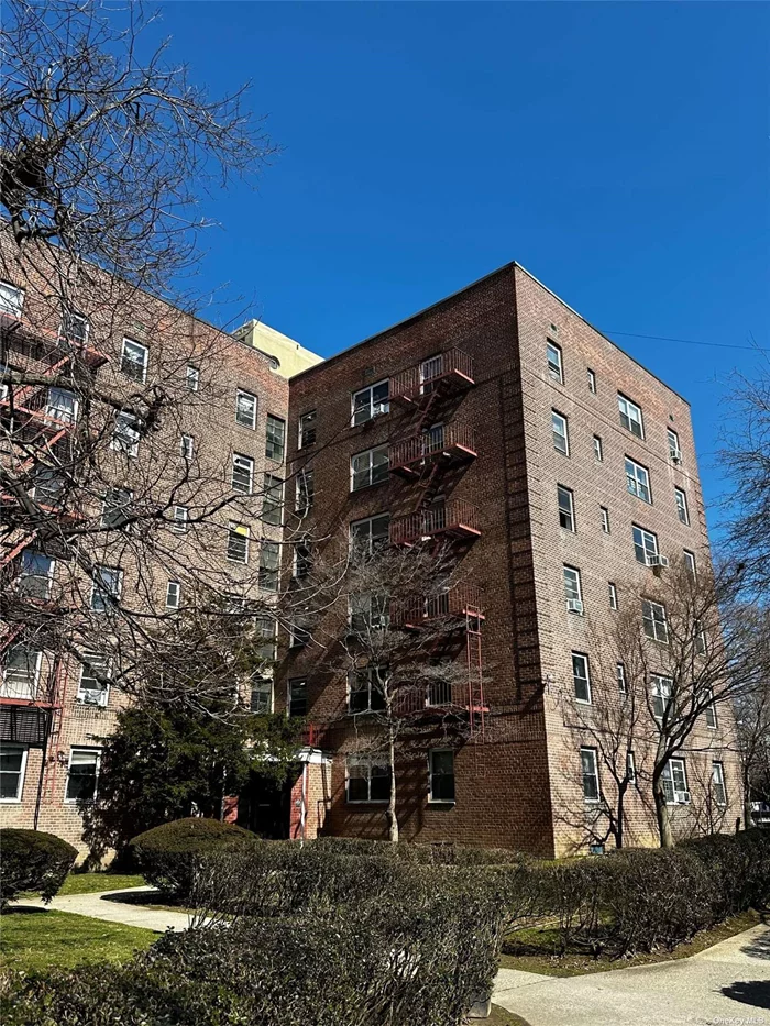 Large One Bedroom Coop Apartment in Hunter Gardens. Spacious layout with plenty of closet space. Well maintained Coop building with live-in super and laundry facility onsite. Close to LIRR, Bus, Trains, Supermarkets, Restaurants, and Shops. No pets allowed. Application fee $400 pay to management. Need board interview.
