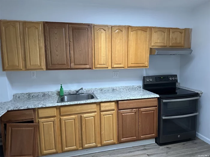 Bright and sunny, newly renovated one bedroom apartment. Spacious rooms! Close to ground transportation, major highways, easy shopping and excellent restaurants. In School District #26