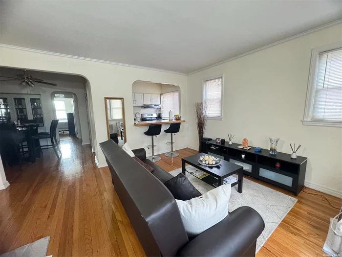 2 Bedroom apartment located at center of Murray Hill. Close to shops, restaurants, markets, bakery, etc. Two blocks away from Murray Hill LIRR, Q13, Q28 Bus and Northern Blvd. Only electric is not included.