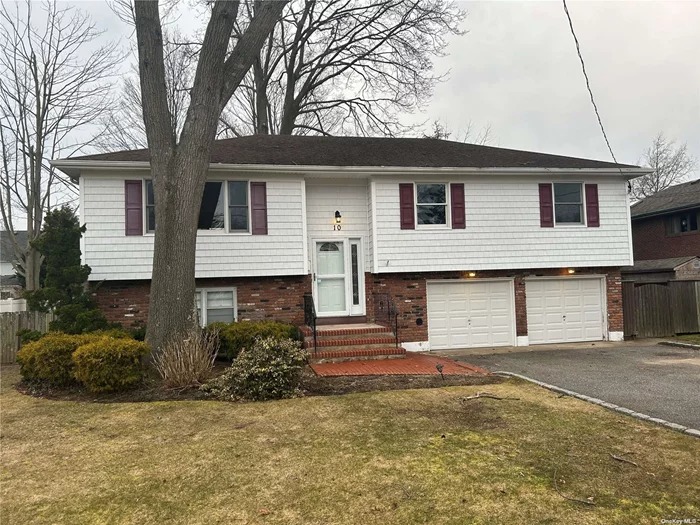 Renovated top floor 3 bedroom & 1 full bath is newly painted w/ new kitchen , new bath and hardwood floors throughout. Also has a laundry room , 1.5 car garage & large yard.