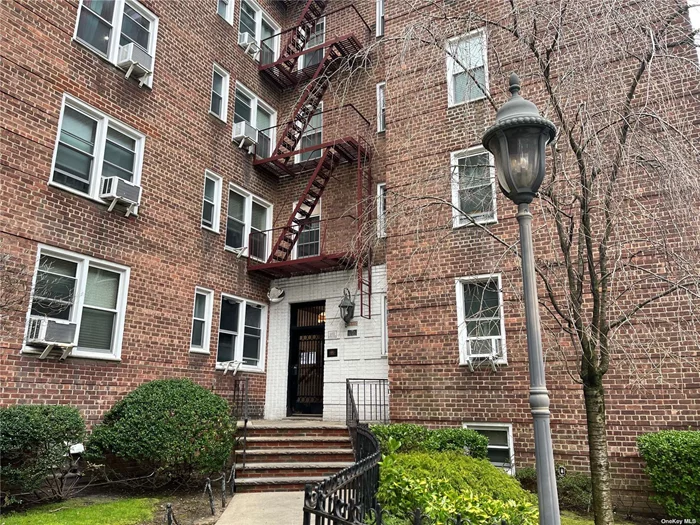 Check out this spacious studio apartment in Jackson Heights! It has hardwood floors throughout, ample closet space, and the building is well-maintained. Laundry in basement. The location is close to public transit, shops, and restaurants. Open house canceled.