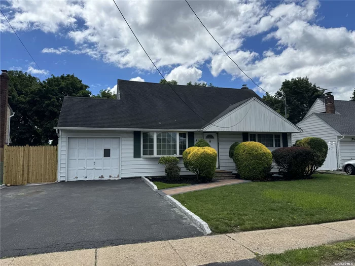 Beautiful Home Located in North Syosset, Syosset Schools, Four Bedrooms, 2.5 Baths, Large Living Room, Formal Dining Room, finished basement w/ office, Laundry Room, Very Private Backyard, Close to Shopping, Mall, LIRR. Must See!