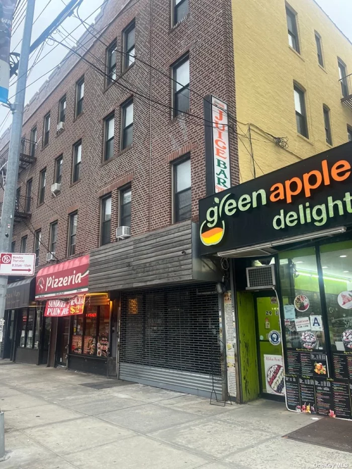 Retail storefront of 550sqft located at the busy intersection of 30th Avenue and Crescent Street... Right across the street from Mount Sinai Hospital - Just underwent a large expansion.