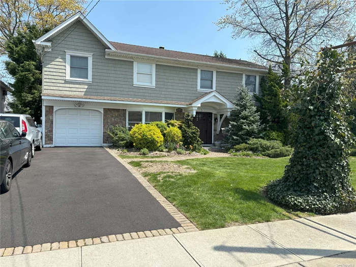 Gorgeous 4 BR / 2.5 Bath Waterfront Split Level On Huge 65 x 221 Lot. Entertainers Delight Inside & Out. Multi-Level Deck Overlooking Serene Wide Canal. .Expanded EIK , Master Suite W/Full Bath and WIC. Formal LR & DR With Hi-Hats, Skylights & Vaulted Ceilings. HW Floors And Custom Moldings+++ Flood Zone X