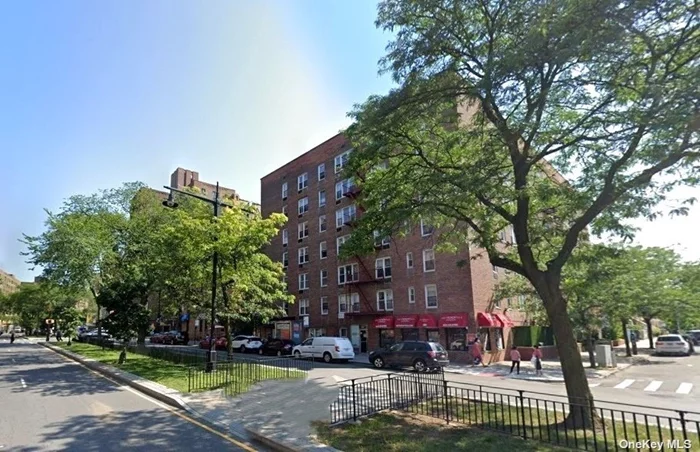 Very Nice Bronx Studio Co-op Apartment. Large windows for natural lights plus original hardwood floor. Great location near schools, parks and playground. Close to shops and restaurants on Metropolitan Ave and Westchester Ave. Bx-4/4A, BXM6 bus stops, Parkchester #6 train station. Cross Bronx Expressway.