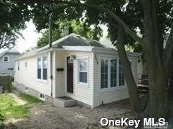Nice condition. close to shopping, parkways and shops