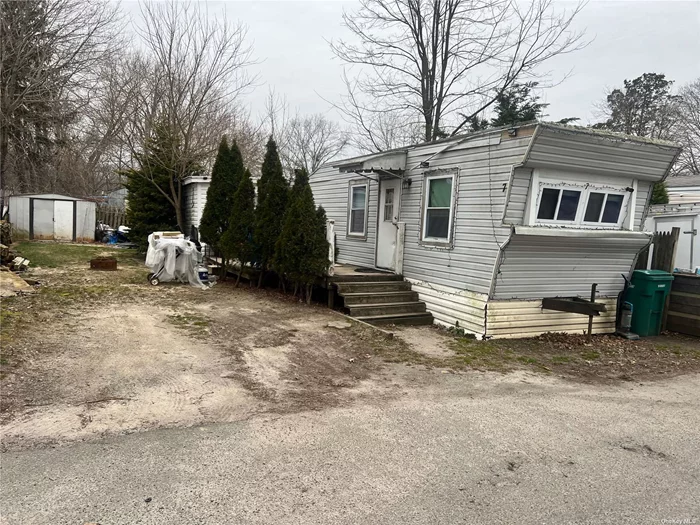 ALL CASH!!! Mobile Home. AS-IS.3br/1bth, kitchen, dining/living room setting located near everything. Lot fees $653 a month. INVESTORS ARE WELCOME!!!! Delivered broom swept. UNIT 7