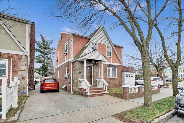 Location, Located in The Little neck. Charming Colonial in Mint Condition. The House Large Living Room. open Kitchen. and Dining Room. with Bay windows. 3 Nice size Bedrooms .And 2Full Baths. Hardwood Floors. Close To Supermarket. Schools. Transportation. L i r r. A Must See !!!
