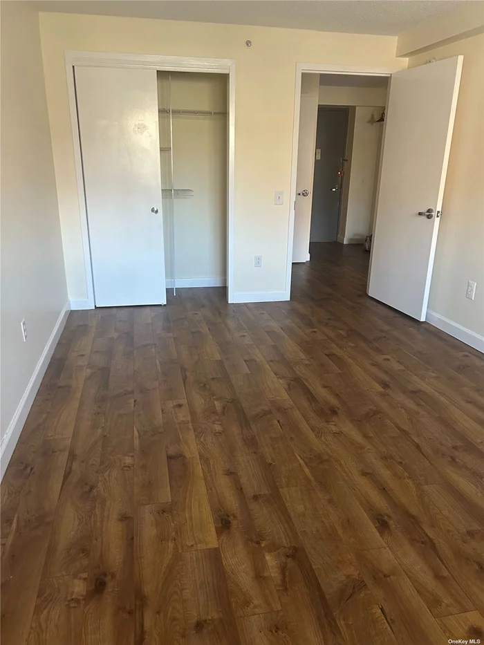 Newly renovated 1 Bedroom apartment, with an updated brand new kitchen. The unit comes with its own private parking. The development offers laundry, recreation room and a large BBQ area for your summer enjoyment with your family. Come and enjoy coastal living, it is close to the beach/ocean. Close to public transportation, schools, stores