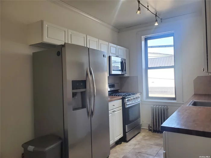 A GOLDEN OPPORTUNITY! If you want to live in close proximity to the Mineola LIRR, hospital or just want to be close to great shopping /restaurants, then this is the JUST RIGHT RENTAL for YOU!! This 2 Bedroom, 2nd floor unit features gleaming hardwood floors, great entertaining in a large living room, updated kitchen with gas cooking, dishwasher (stainless appliances) and 2 sizable bedrooms includes a washer and dryer in the unit! Heat/hot water are included and pets are permitted! Truly a Golden great!