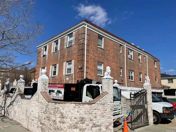 Beautiful 6 Families Located in Heart of Forest Hills, 4x2 Bedroom Apartment and 2x1Bedroom Apartment and 8 Parking Spaces. Very Easy Access to Transportation, Shopping and Restaurants.
