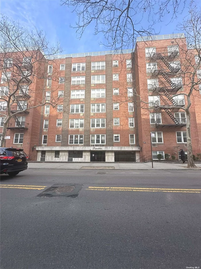 Bright & spacious convenient one bedroom apartment in downtown flushing. move in condition. building is very well maintained. has a beautiful lobby with laundry room. conveniently located near all. must to see!