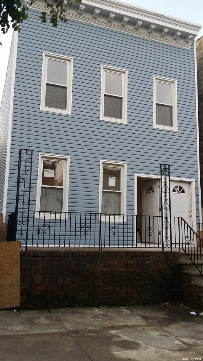 Convenience location to Flushing. 1FL duplex with basement, 1FL and 2FL has their own individual entrance. Whole house totally renovated.