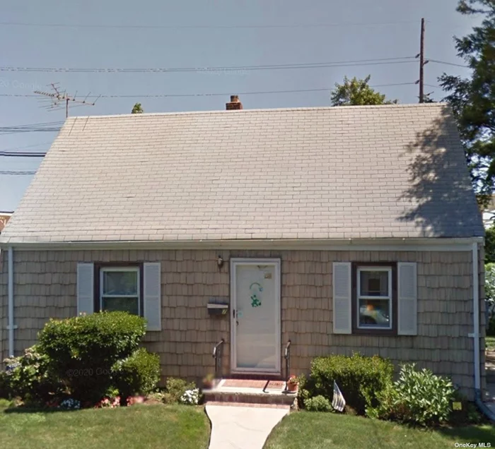 Fabulous 4 Bedroom 2 Bath Home with a Full Basement for Storage In the heart of Hicksville. Close to all Grocery Stores, Restaurants, LIRR, Bus Stops.