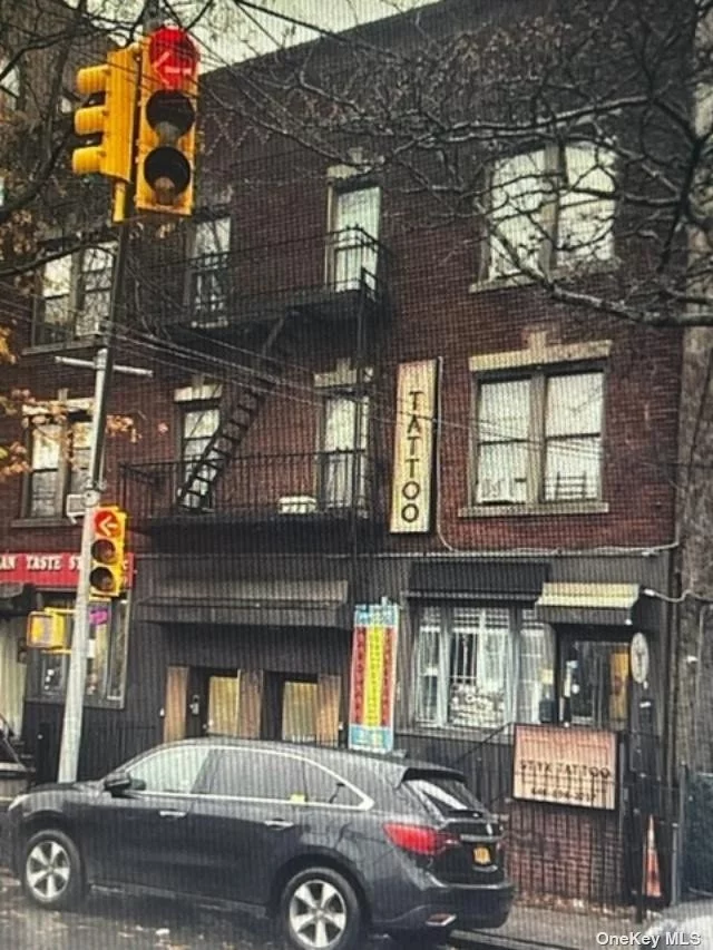 Great commercial location , ready for immediate occupancy / Ideal for any type of professional office , Doctor&rsquo;s , Attorney&rsquo;s , Accounting , Insurance , Etc . Easy to view , Keys are available / 24 hrs notice . Walk Score 98% ; Bike score 80 % ; transit score 100% Subway lines available ; E-R- M ; Zoning R-7 9 C1-3 overlay ) ; Built : 1970 .