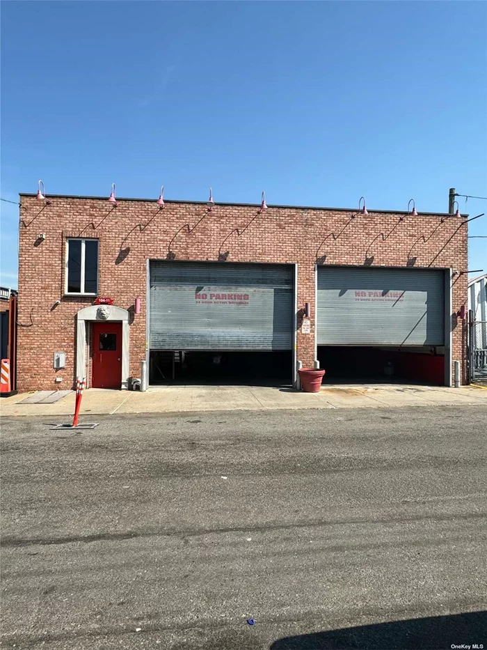Comercial space for rent in Ozone Park, vacant and ready to move in, 5000 sqf, ideal for Workshop, Bodyshop, Warehouse, heavy industrial, light industrial, ETC.... Private office and reception. Very convenient location. Tenant will pay half of taxes also the water.