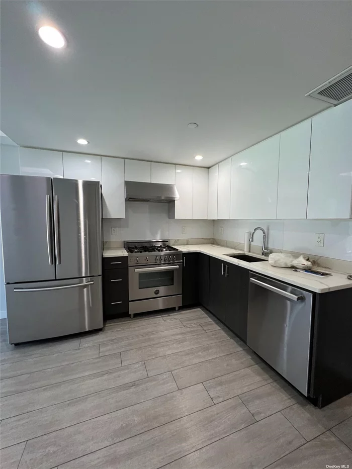Modern, Sunny, Bright And Cozy Apt With Top Line Appliances. Doorman In The Building. One Block To Subway M, R, Walk To Shopping Mall, Super Market, Restaurant, Bus, School. Tenant Only Paid Electric. Parking On The Street. Gym and Rooftop On The Top Floor Available For All Tenants. laundry Room In The Building. NO PETS ALLOWED