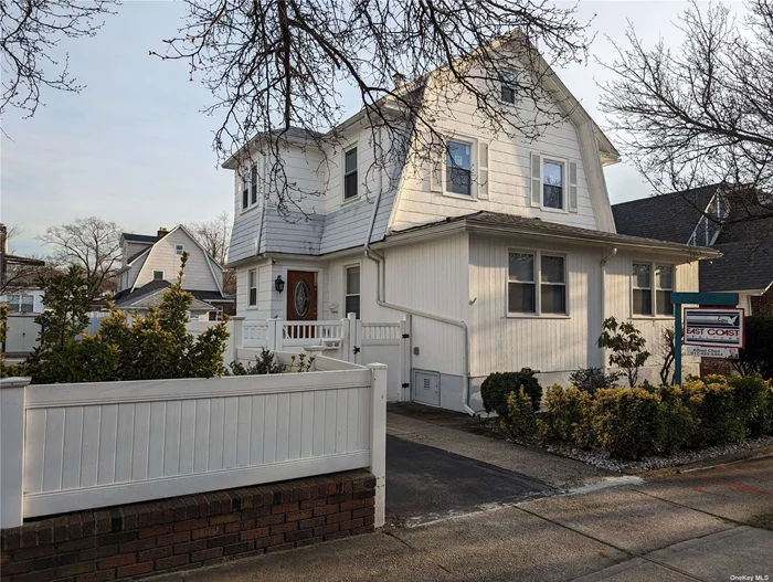 prime location in flushing, interior totally renovated in 2023, new heating system, lot size: 60X100 (40X100 and adjacent lot 20X100}, close to park, convenient location to shopping, supermarket, restaurant and transportation.