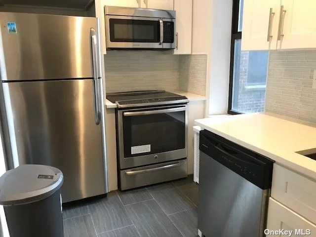 Nicely renovated apartment locate near convenient transportation E F M R train, shopping dining area
