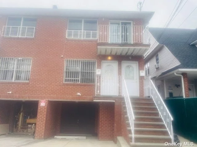 New Renovation 3 Br 2 Bath. Big Living Room and Dining Room. Large master Br. Tenant pay all utilities without water. Close Transportation. Parking available. No Pets.