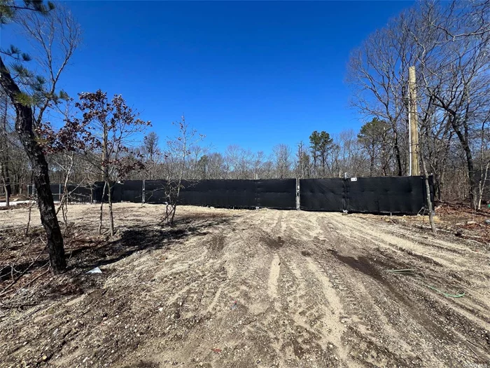 L1 LIGHT INDUSTRIAL40 X 200 LOT WITH 50 FEET OF OFF STREET PARKING. FULLY FENCED WITH DOUBLE DRIVE GATE. ELECTRIC WITH SPOT LIGHTING ON THE LOT. HEAVY INDUSTRIAL LOCATION CURRENTLY BEING USED FOR OUTDOOR STORAGE.