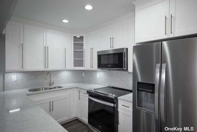 Ask About Our Outstanding Specials*: Newly Renovated Apartments in a Beautiful neighborhood. Shaker-style Kitchen Cabinets. SS Appl. Quartz Ctrtps. Bthrm-Subway Tile. Luxury Vinyl Flooring.Crwn/Base Molding.Ceiling Fans/Hi-Hats.Barn StyleTub Door. W/D. ELFA Closets. Gray Paint. Walking distance to park/shops/dining. Great School district.