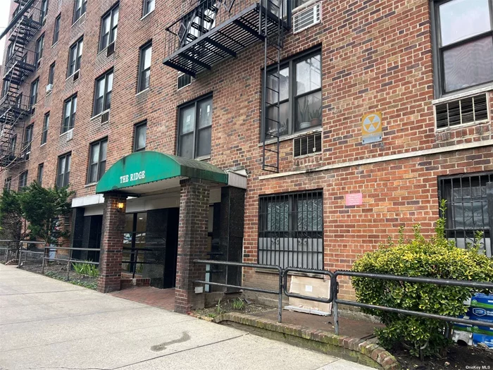 It is located in downtown Flushing, an excellent location. 5 minutes walk to LIRR, 7 Subway station, many bus stops,  Flushing Meadow Park, post office, Flushing Library, many schools, many many stores, restaurants, and supermarkets. There are a big living room, beautiful kitchen, one bedroom, and a full bathroom in the co-op apartment.