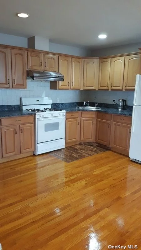 Beautiful Single Detched House. 1st fl. Quiet Place in College Point near by Main Street. 2 Blocks Away Bus Stop. 2 Bed 2Full Bath, Big Kitchen, Formal Dining Room, Bright n Large Living room, in Unit Washer n Dryer. Hard Wood Floor.