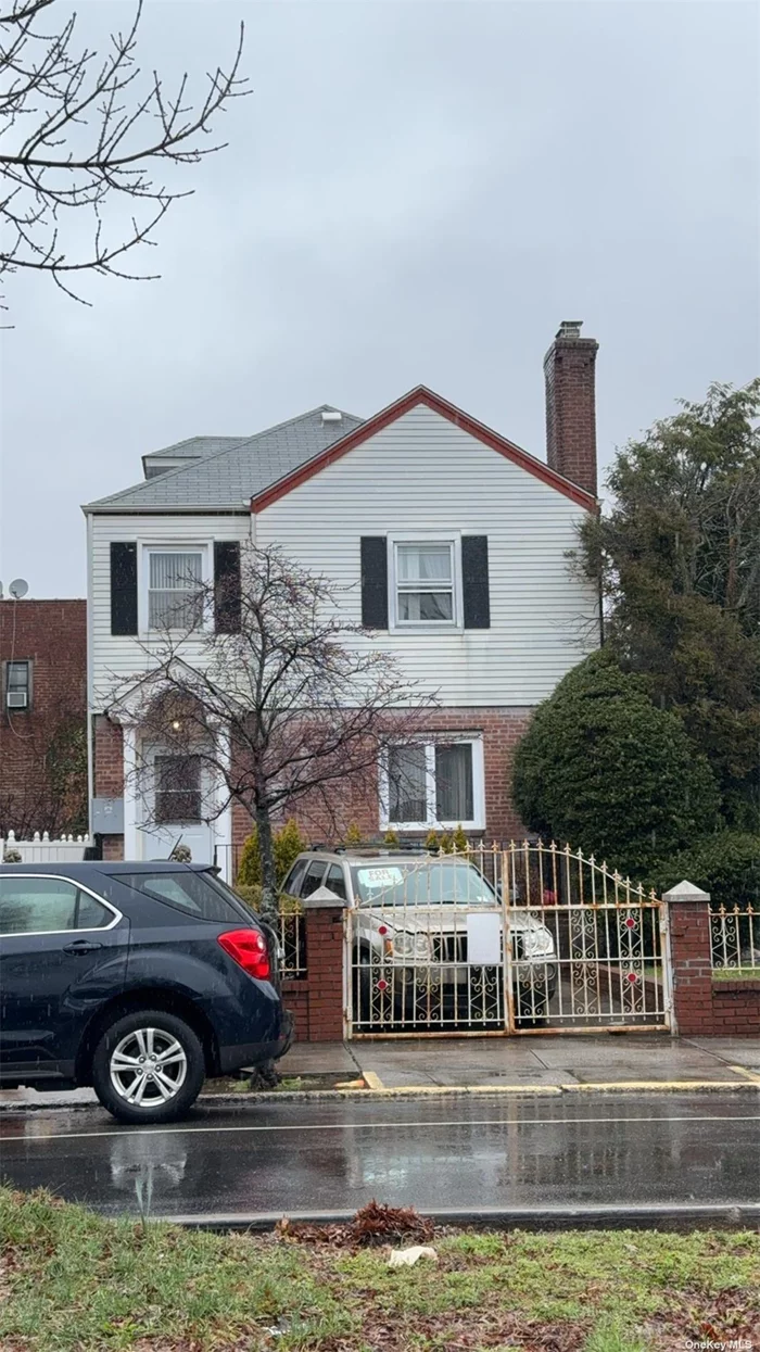 Beautiful corner house located in the best convenience block of Fresh Meadows. 3 bedrooms and 2.5 bath room, and extra space. Private driveway. Facing South East. Gas heating. Walking distance to all restaurants, shopping center, AMC, and bus stations.