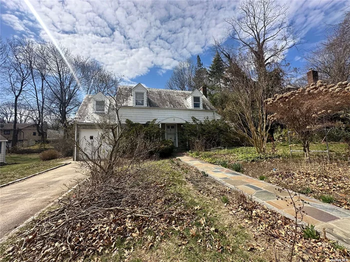 Bright and sunny south east facing home on a cul-de-sac with a beautiful private backyard. Located in the Village of Great Neck Estates Large property 80 x 110. Zoned for Saddle rock elementary, great neck south middle and high school.