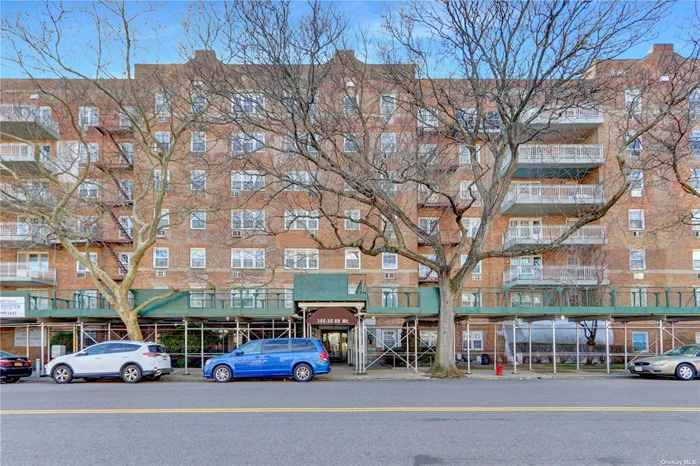 Welcome to a beautiful updated two bedroom and two bathroom condo in the wonderful Howard Beach. Located in the South Gate development. Close to all shopping, transportation, and restaurants.