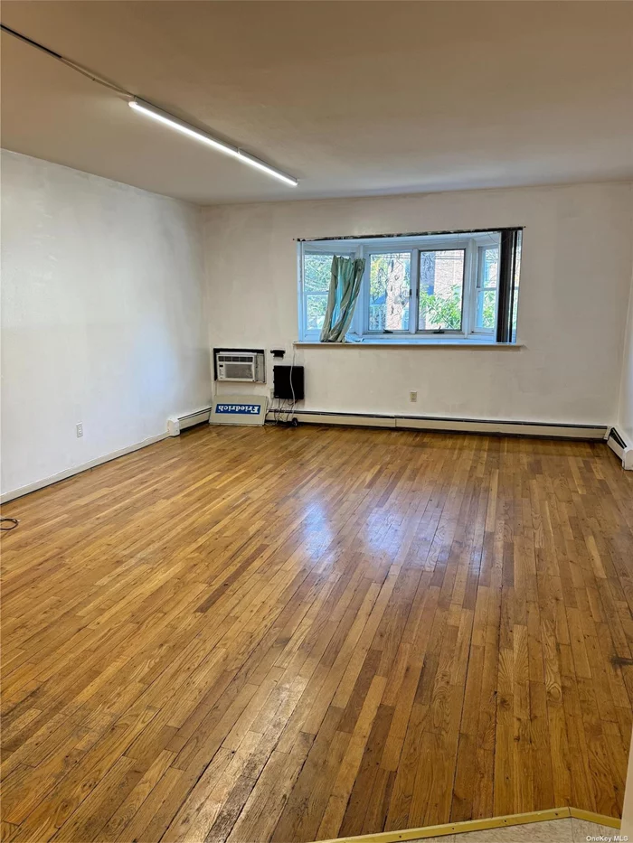 Studio in heart of Bayside, close to Northern Boulevard, convenient for transportation and shopping. Q12 direct to Flushing, near the LIRR station.