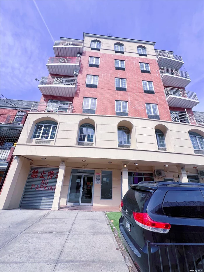 welcome to your dream home in the flushing condo two bedroom two bath (858sqft)large living and balcony.located in the flushing nearby parks to close Main Street and Lirr, library, bus and subway supermarkets convenient all transaction.