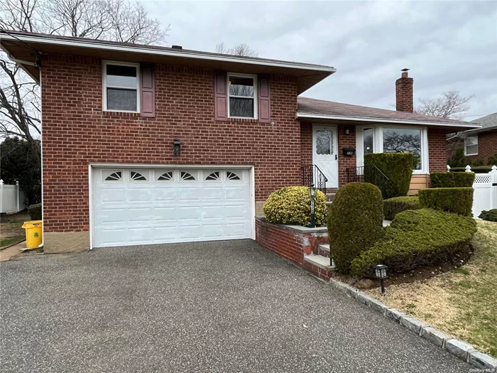 This Syosset Split Level will go fast ! 4 nice size bedrooms! This home has a great flow going from the Living Room to Dining Room then to into the Kitchen. Very spacious Family Room . CAC & Gas Heat! Large yard and patio which will be great for entertaining! Midblock location . One of the very few splits in Syosset under 1 million. Syosset Schools. This is your opportunity to grab this home at a great price!