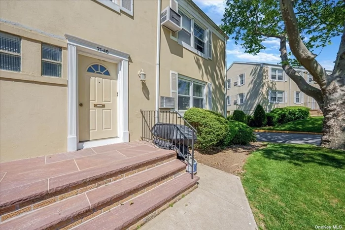 Corner unit on the 1st floor in Parkwood Estates. Comes with a private garage right across the street. Hardwood floors throughout living room and bedroom.