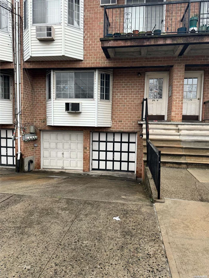 Beautiful newly renovated apartment with 2 bedrooms and 2 full bathrooms, washer/dryer hookup (tenant supplies their own machines), hardwood floors, backyard access and permission to park one vehicle in the driveway. MUST SEE--WILL NOT LAST LONG!!