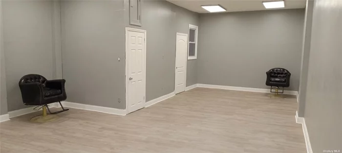 approximately 800 sqft. ideal for an office, storage or any other kind of business. Tenant pays $150 per month for the utilities. 1 month free rent, 1month rent, 1 month security, 1 month Real Estate fee.