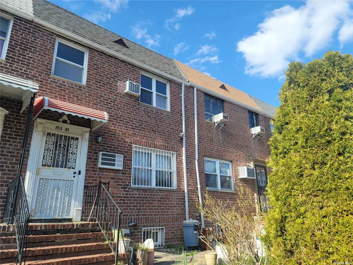 2 Story Brick Single Dwelling Townhouse. Private Parking 2 Cars, Basement With Separate Entrance. Convenient To All Public Transportation, Near Highways, Schools, Restaurants, And Shops. South Facing, Good Location.