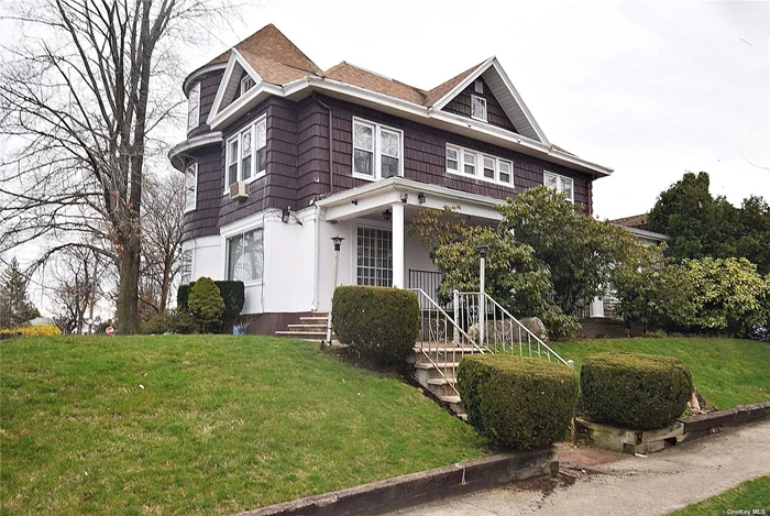 Magnificent spacious home situated on large corner property. Featuring 6 bedrooms, 4.5 baths, three fireplaces. Perfect for large family. ****BUILDERS TAKE NOTICE! . Schools, LIRR, buses and shopping nearby . Owner wants to hear all offers!