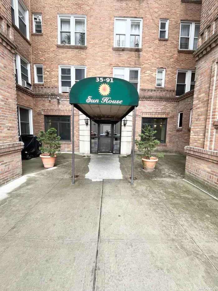 Spacious 2 bedrooms 1 bathroom with great natural lights, facing south. Great location provides great convenience, close to bus stops and LIRR station, shops, restaurants, schools.